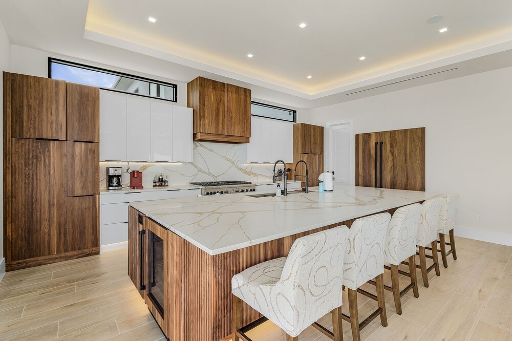 793 Shoreline Estate: 6bd/6br, Luxurious Pool Home On The Water! 6 Bedroom Home