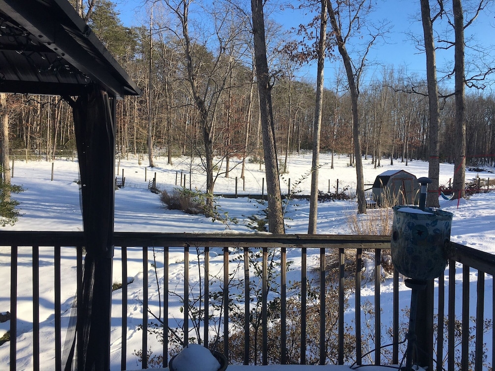 Charming Family Retreat With Scenic Views 3 Bedroom Home