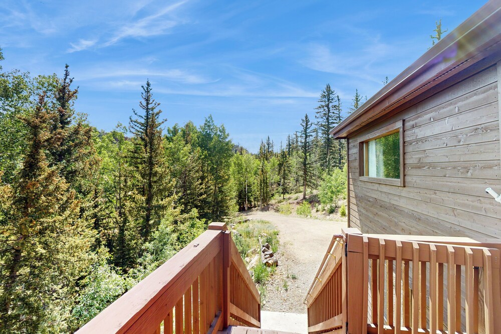 3 BR Cabin w/ Hot Tub, Large Deck & Wifi