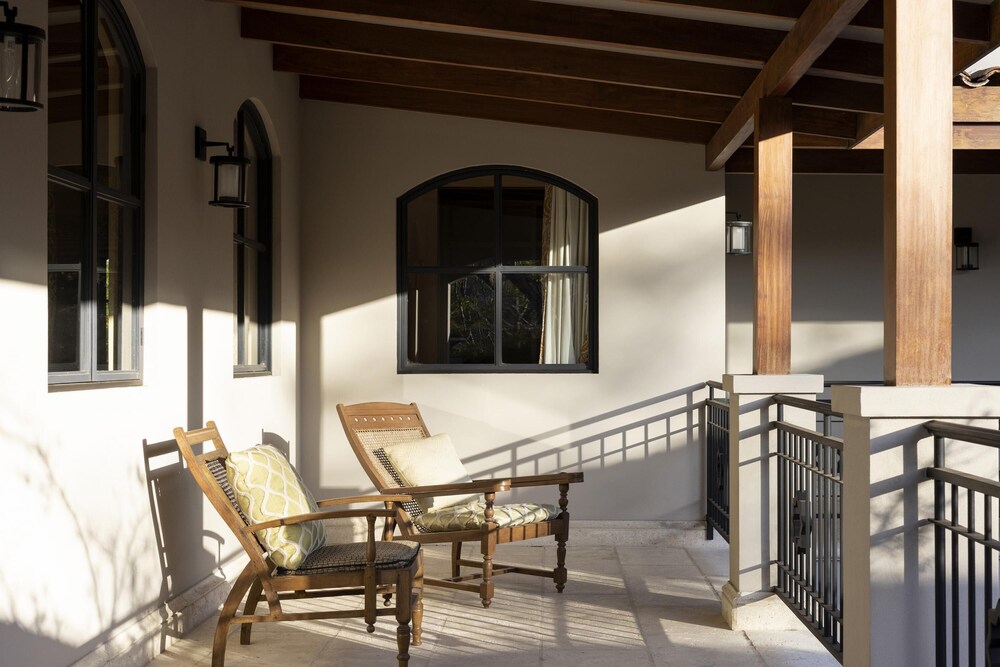 Arcos Del Mar Beachfront