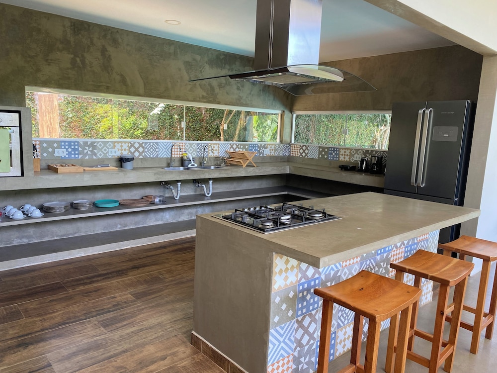 Casa c/ Piscina Privativa, 3 Suítes Sala integrada