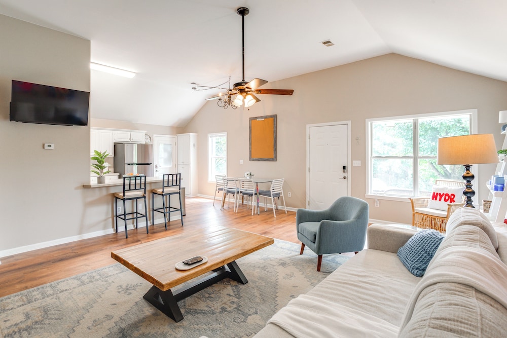 1 Mi to Ole Miss: Pet-friendly Retreat w/ Yard