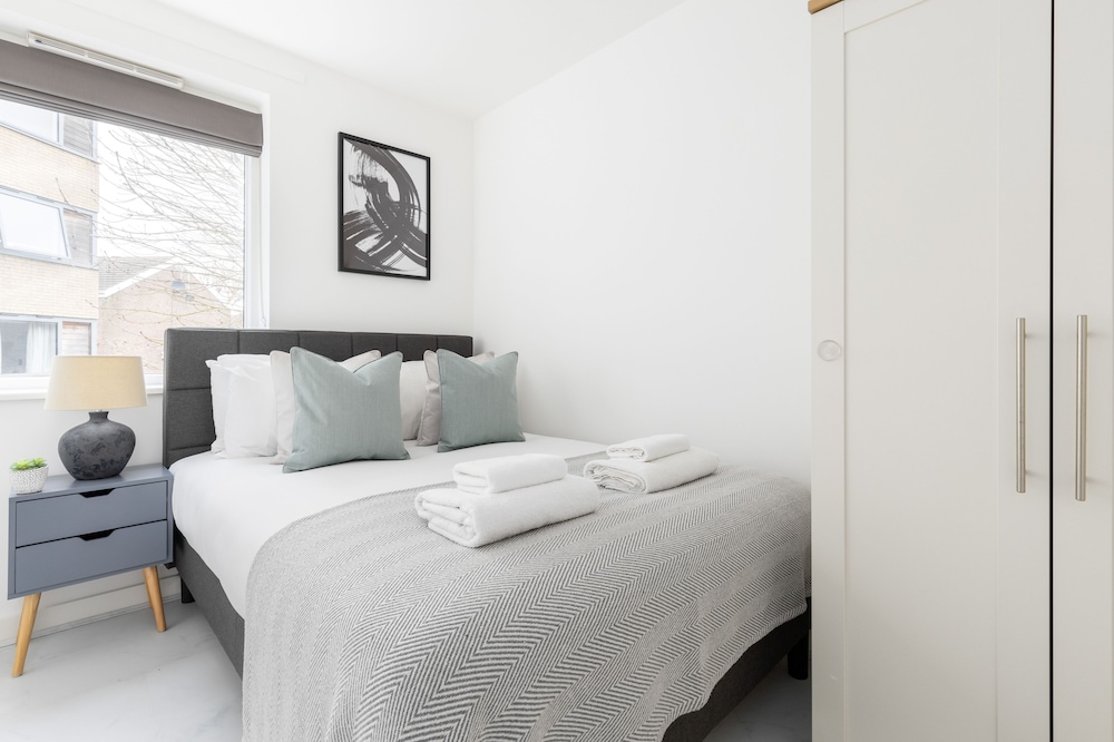 Luminous 2 Bed Balcony Flat in Islington