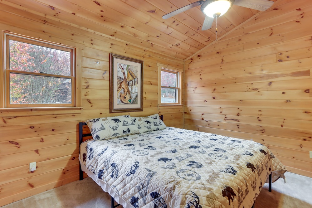 Blue Ridge Cabin w/ Hot Tub, 5 Mi to Downtown!