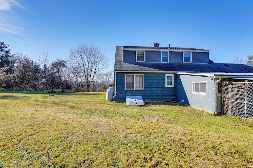 Quiet Country Living: Farmhouse Apt Near Hudson!