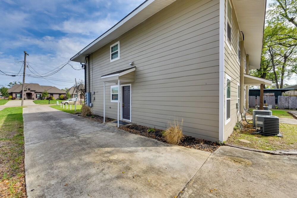 Charming Lake Charles Apartment: 2 Mi to Lake! view 3