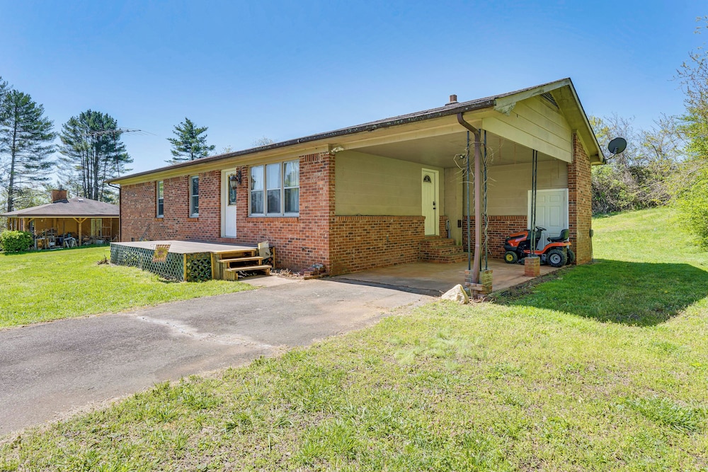 5 Mi to Chatuge Lake: Hayesville Hideaway!