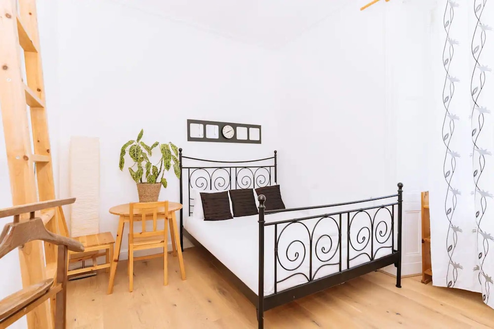 Bright & Spacious 2BD Flat -edinburgh / Ardmillan view 2