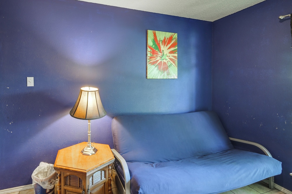 4 Blocks to At&t Stadium: Home w/ Bbq-ready Yard!
