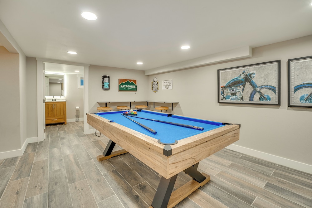 2 Blocks to Downton Chelan: Home w/ Hot Tub!