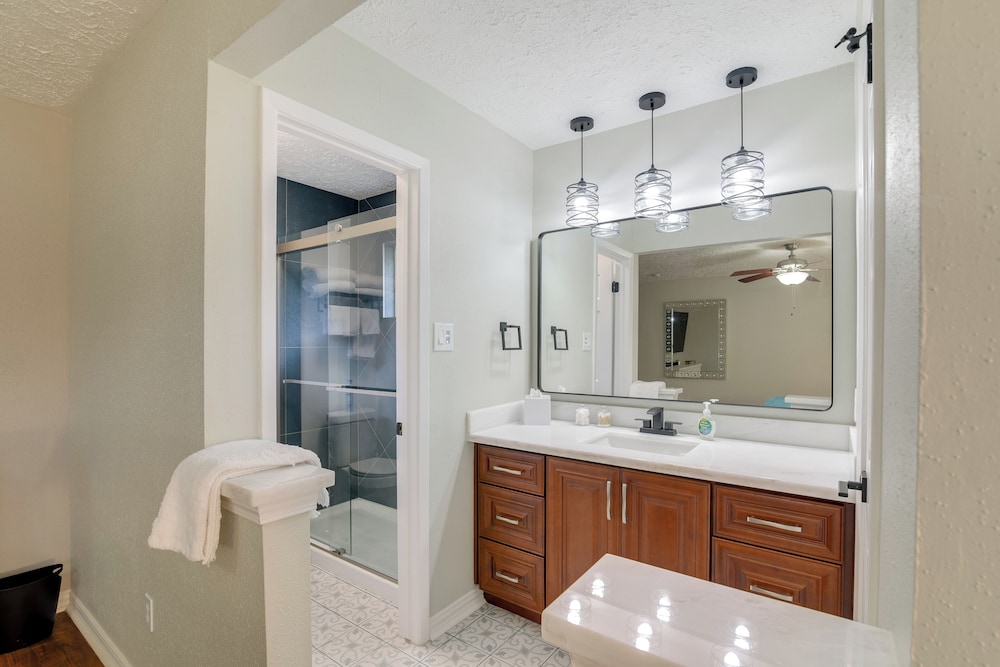 Golf & Get Outside - Family Home in Houston!