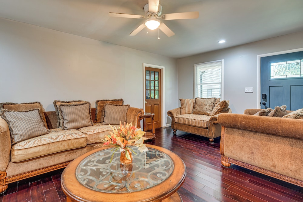 Waterfront Home w/ Deck & Yard, 4 Mi to Farmville!