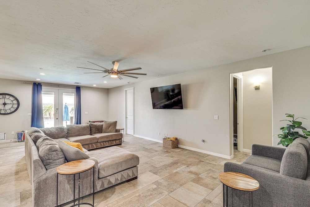 Modern Gem w/ Pool & Mtn Views in Lake Havasu City