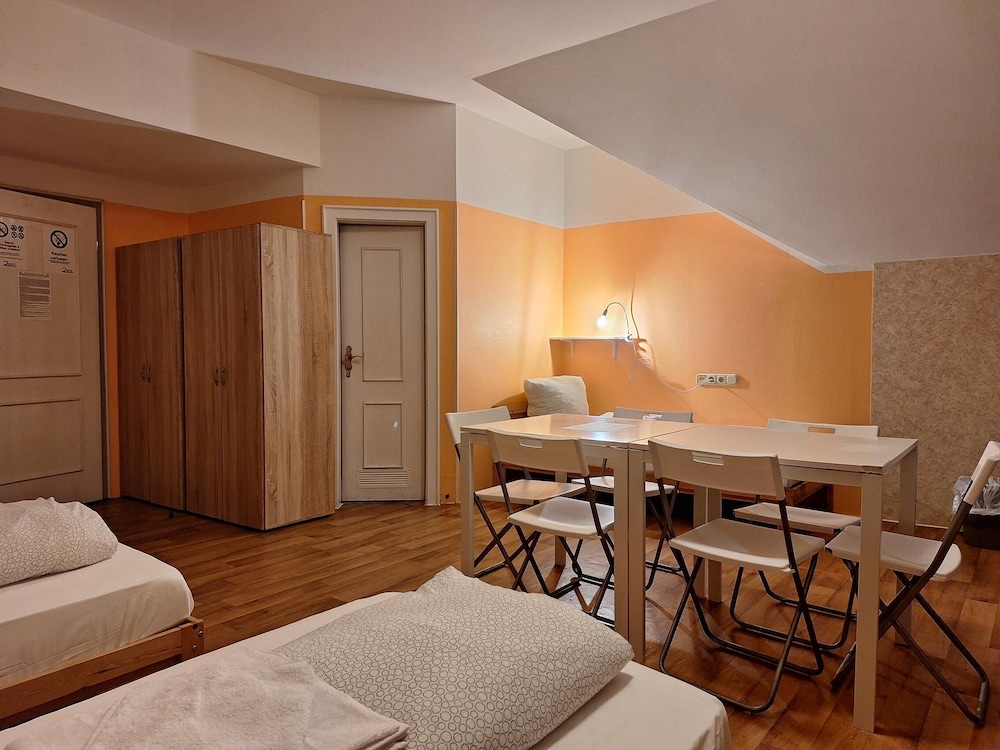2-Rent Group Hostel Rooms AUB162