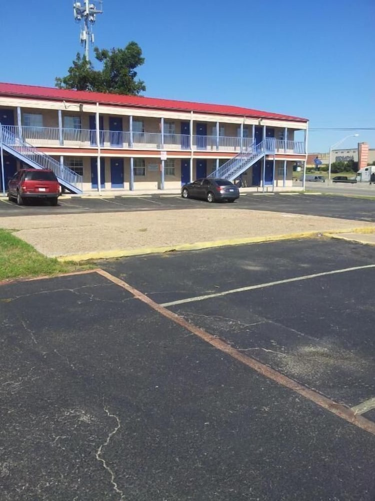 Deluxe Inn