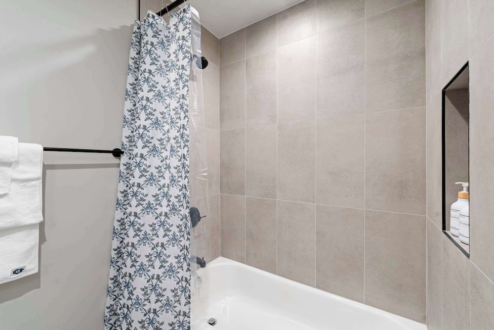 Edgewater Gem Stylish 2BR Apartment Near Lake