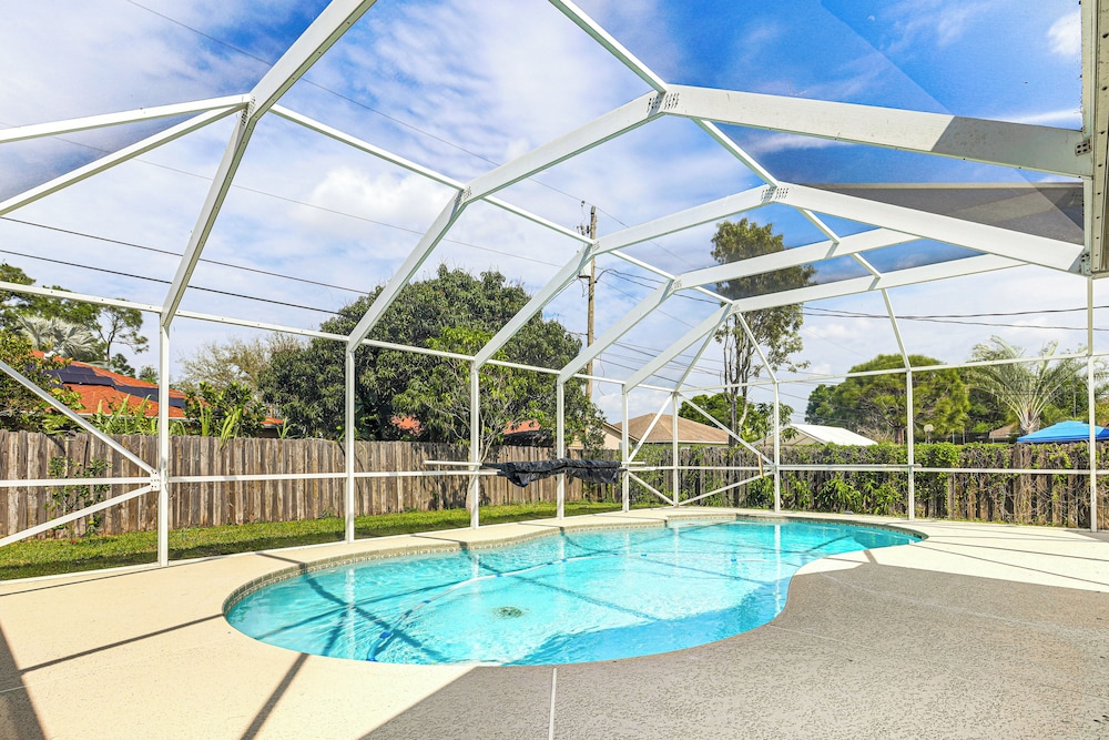 9 Mi to Clover Park: Poolside Paradise!