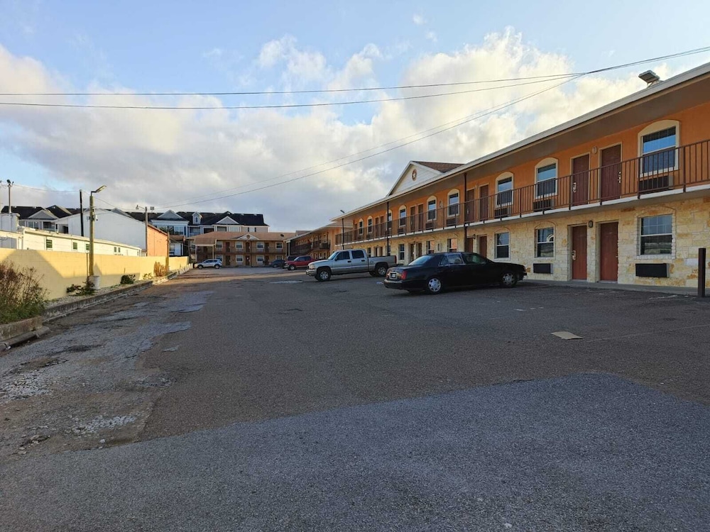 American Inn & Suites By Capital O Victoria US-59