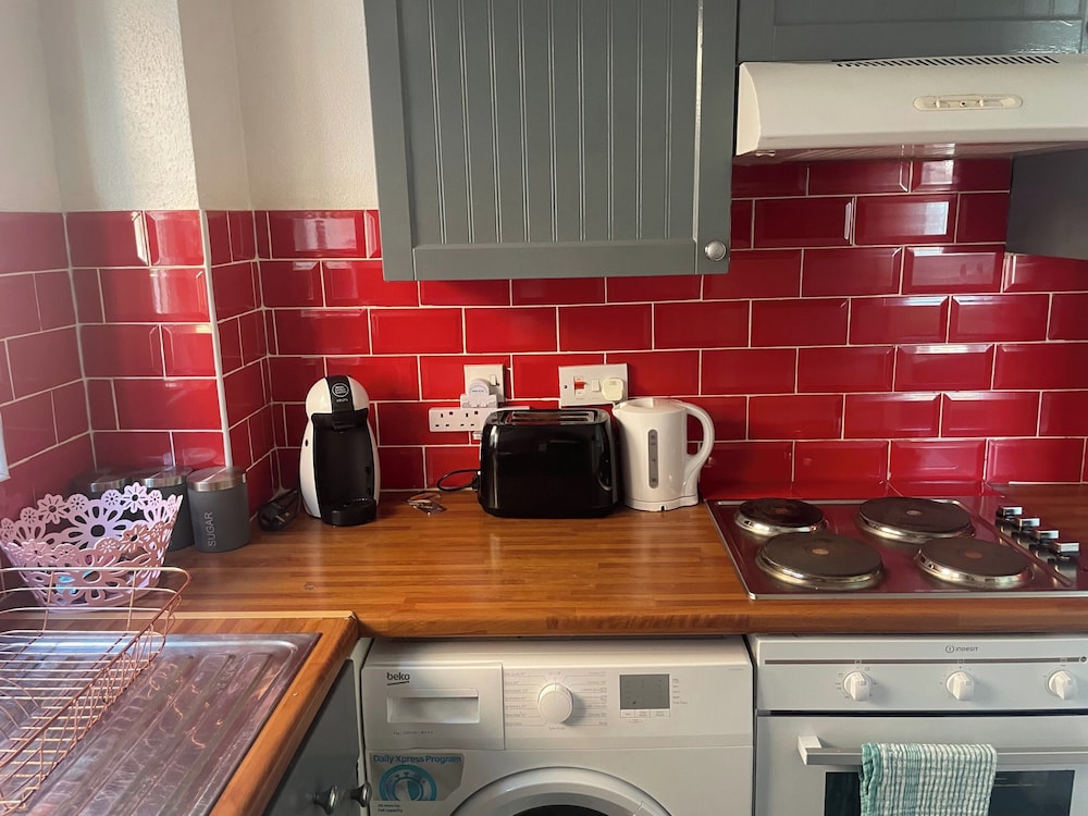 Apartment - Sleeps 4 & On-site Parking