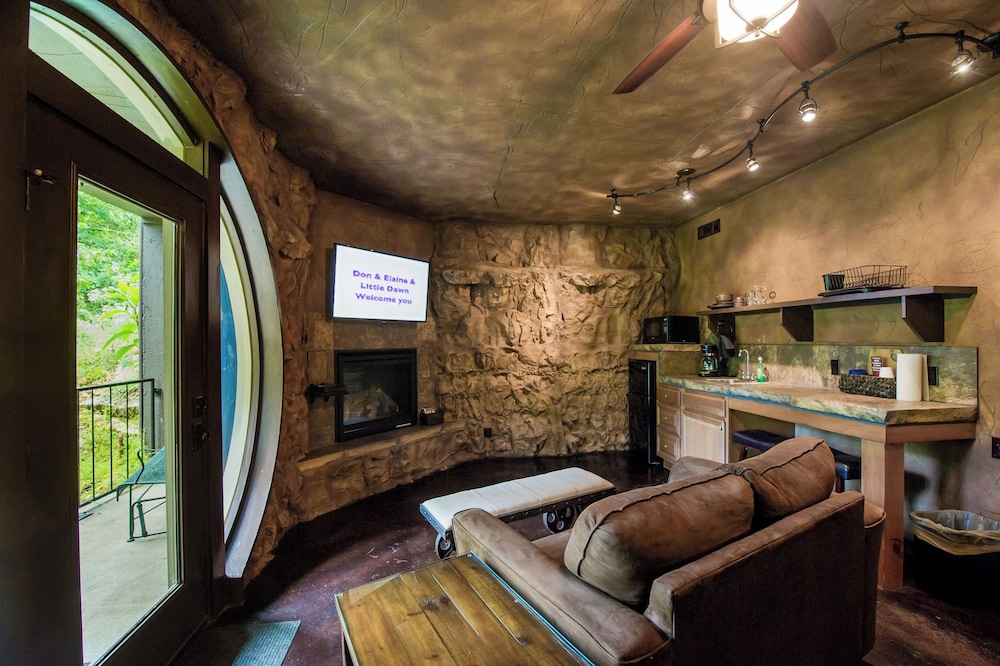 Eureka Springs Treehouses, Hobbit Caves & Castles