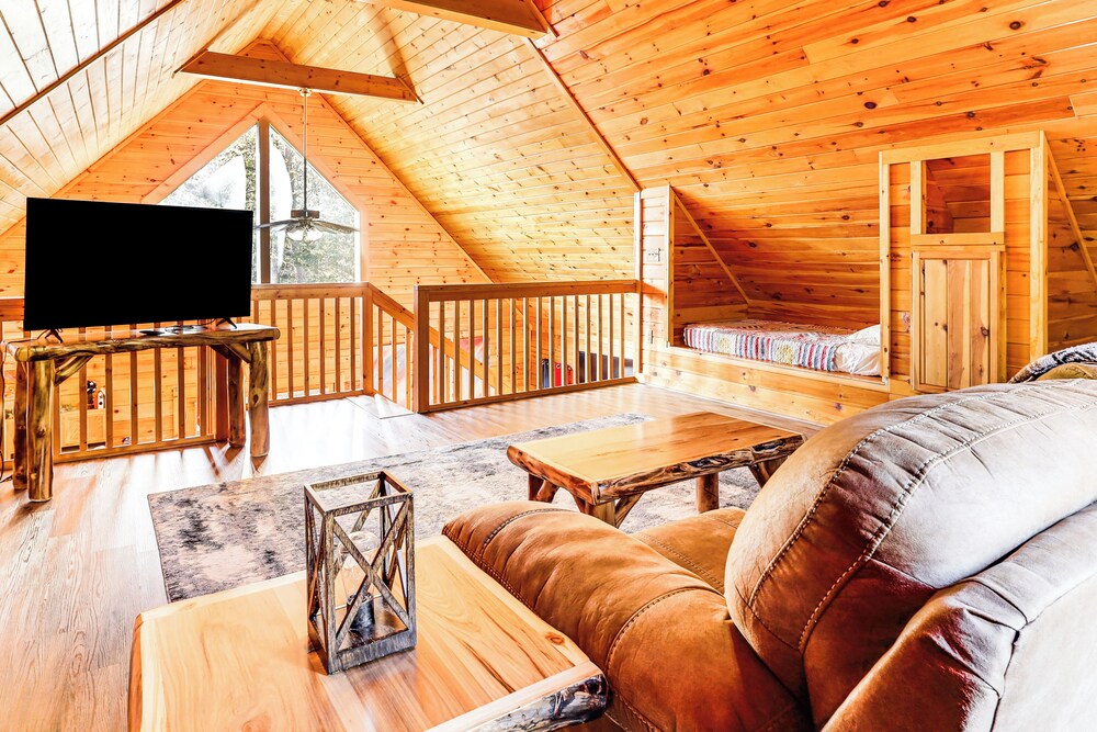 Cabin w/ Deck, Hot Tub & Douglas Lake Resort Perks