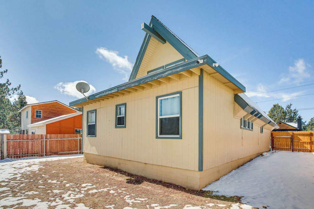 7 Mi to Big Bear Lake: A-frame Home w/ Deck!