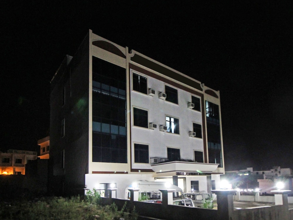 OYO 5093 Hotel Broadway
