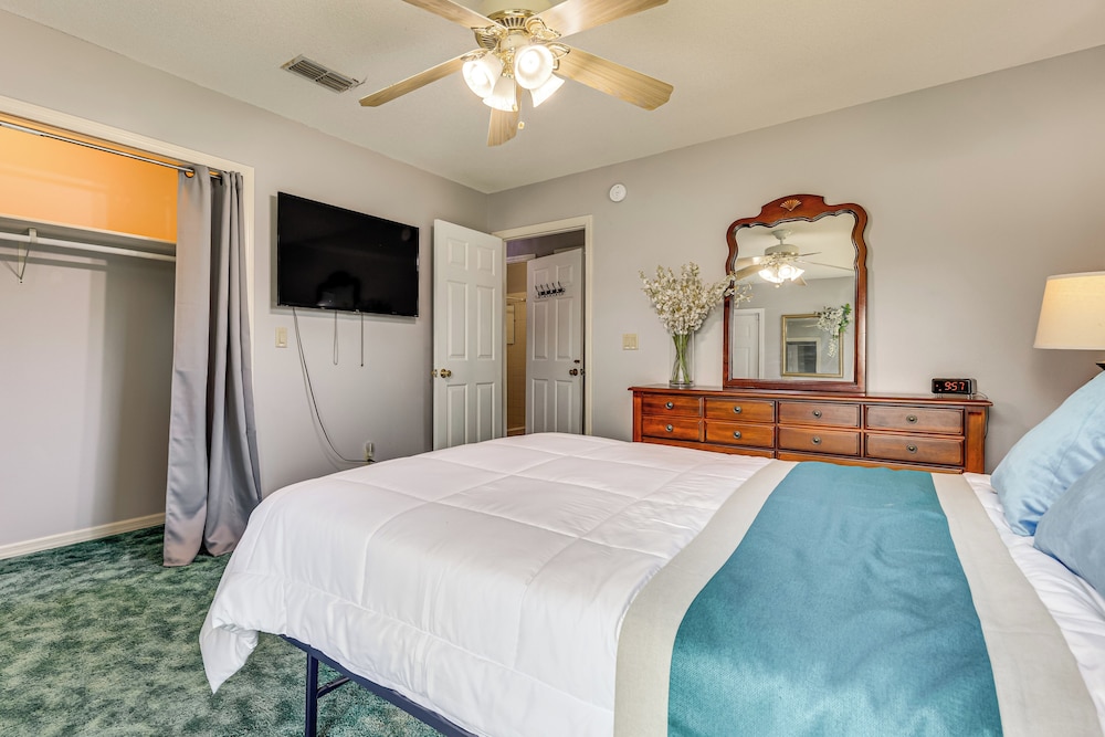BBQ Ready: Hawthorne Home w/ Screened-in Patio