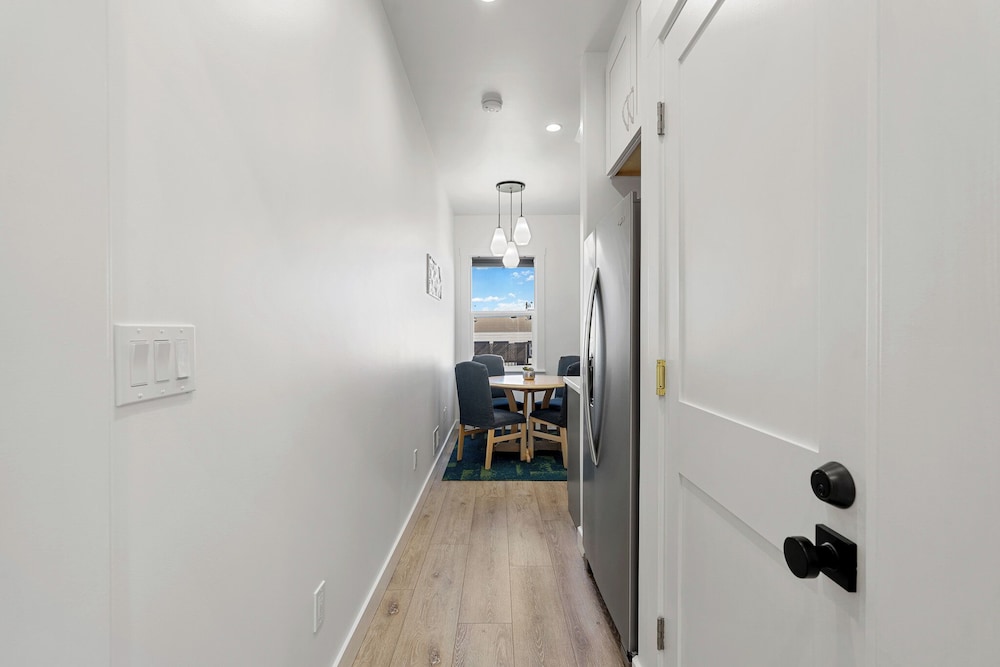 Modern 2Bed 2Bath & parking in Excelsior