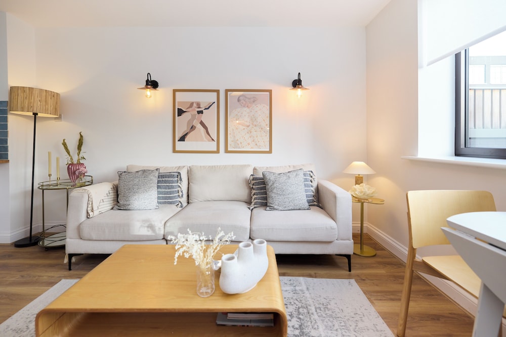 The Goodge Street Place - Bright 2bdr Flat