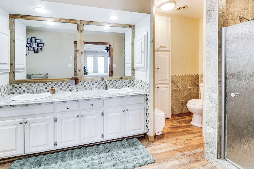 3 Mi to Downtown Roswell: Home w/ Patio + Yard