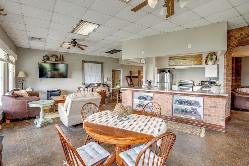 1 Mi to Lake Guntersville: Scenic Condo Retreat!