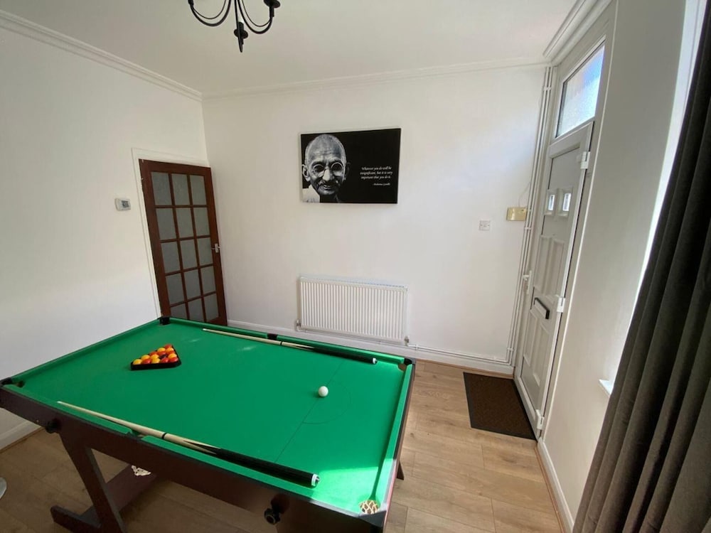 Cosy 2-bed House - Sleeps 4, Garden & Pet-friendly