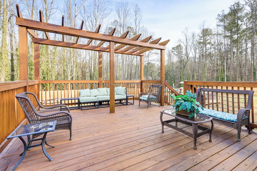 Entertainment-ready Yard: Spacious Riverdale Home