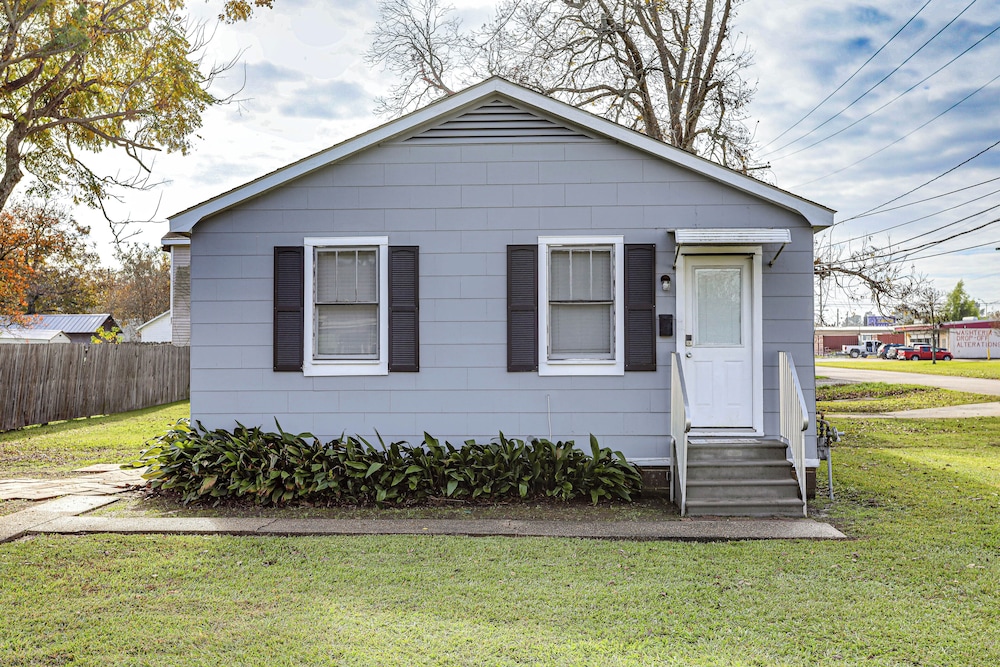 4 Mi to Baton Rouge: Charming Duplex Apartment