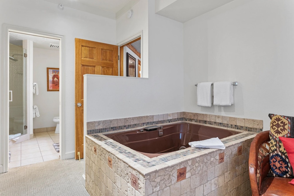 Powder Run at Deer Valley Resort - Two Bedroom Condo with Hot Tub #A12 2 Condo