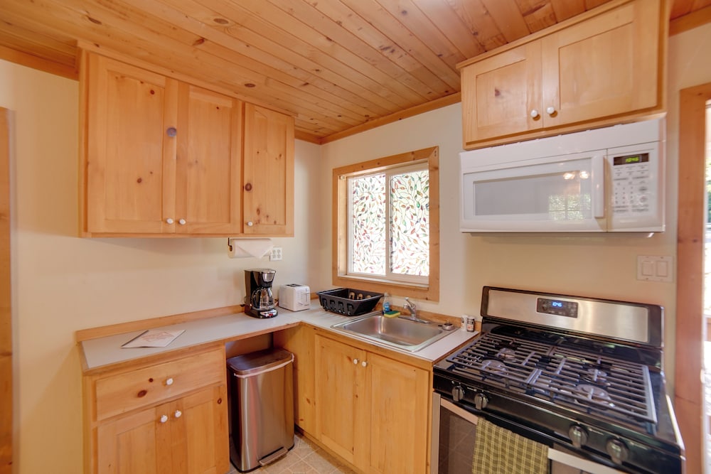 Golf & Hike: Cobb Mountain Cabin in Scenic Forest!