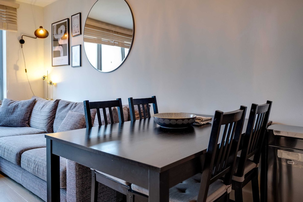 Spacious Modern Camberwell Apartment