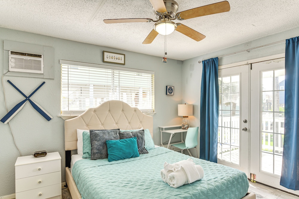 Walk to Beach: Galveston Family Getaway w/ Patio