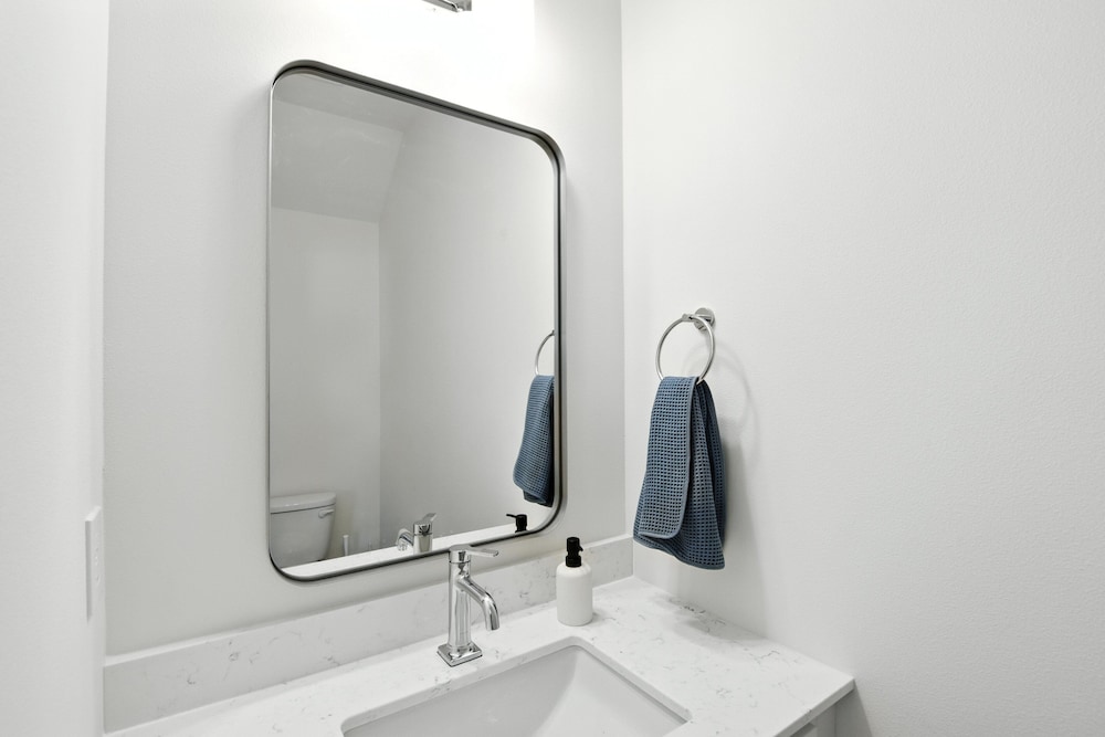 Modern Townhome Retreat In Prime Location 3 Bedroom Townhouse