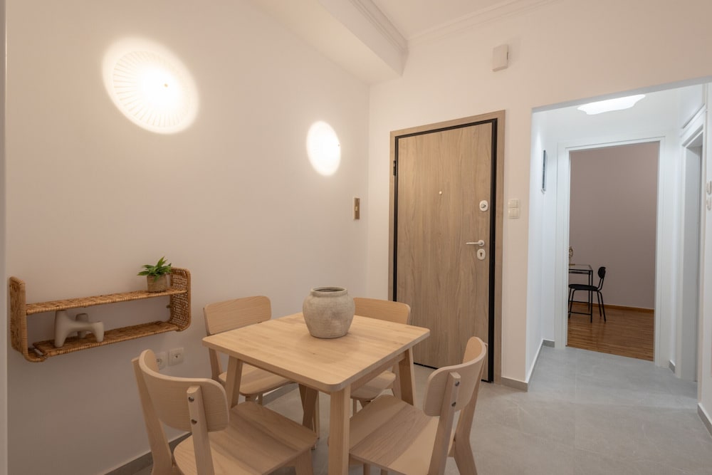 Fresh 2 Bdrm Apt in Koukaki