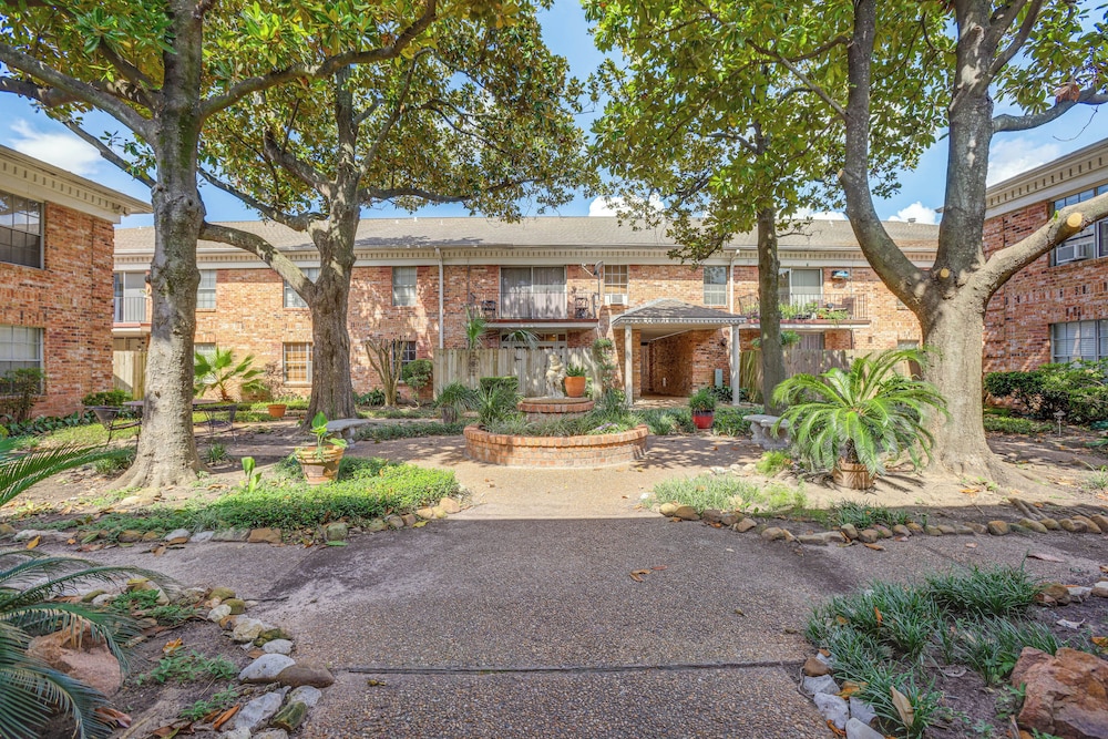 2 Mi to The Galleria: Uptown Houston Retreat!
