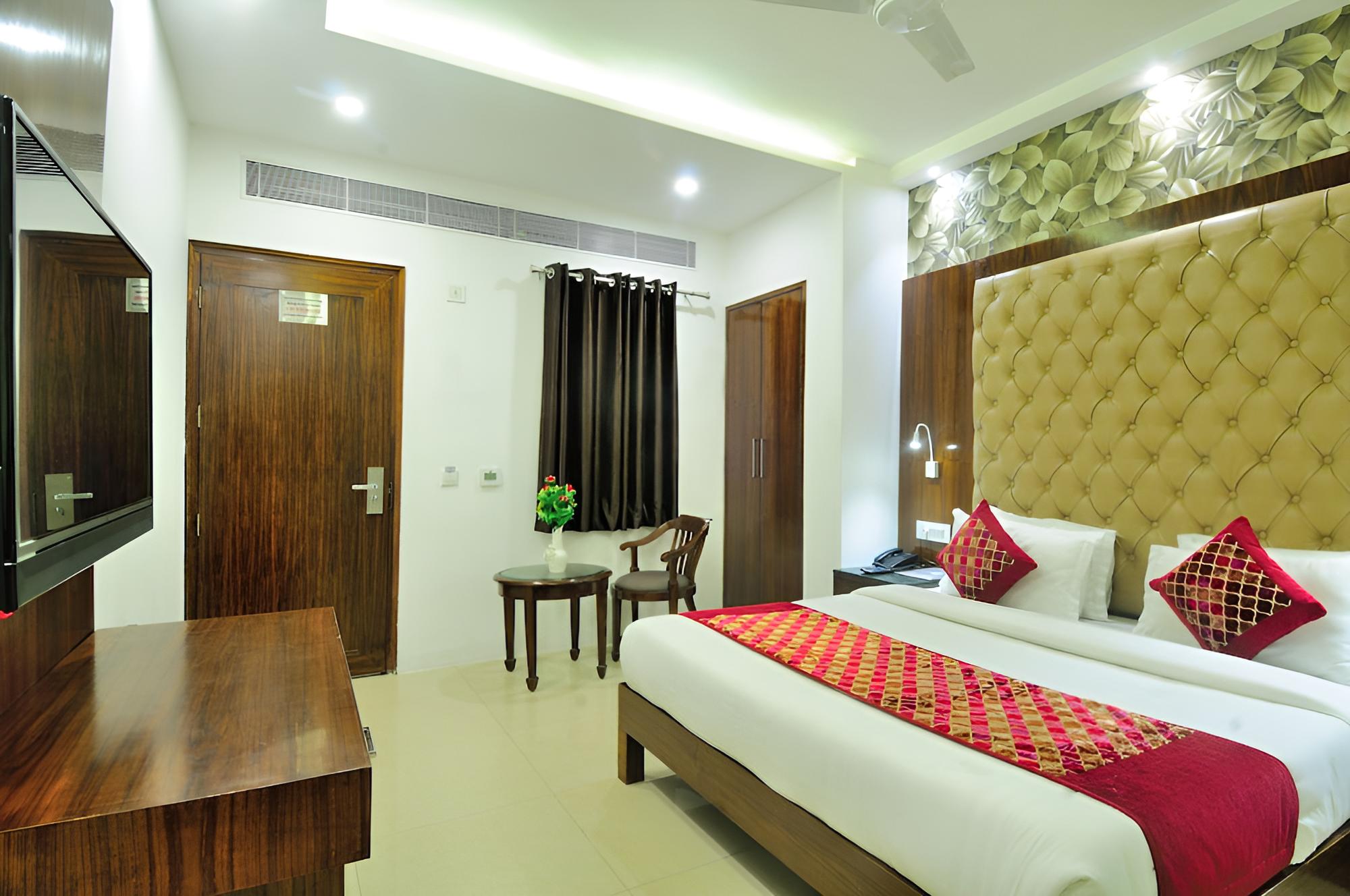 Hotel Yuvraj Deluxe New Delhi Railway station view 5
