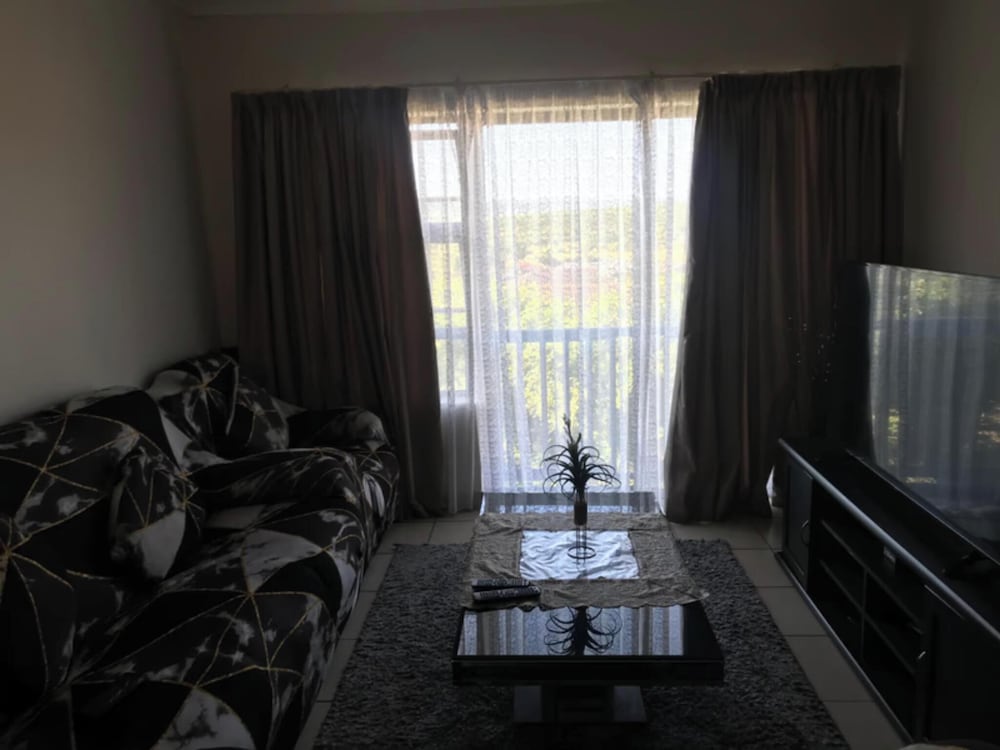 Relax and Unwind in a Beautiful Open-plan Space!