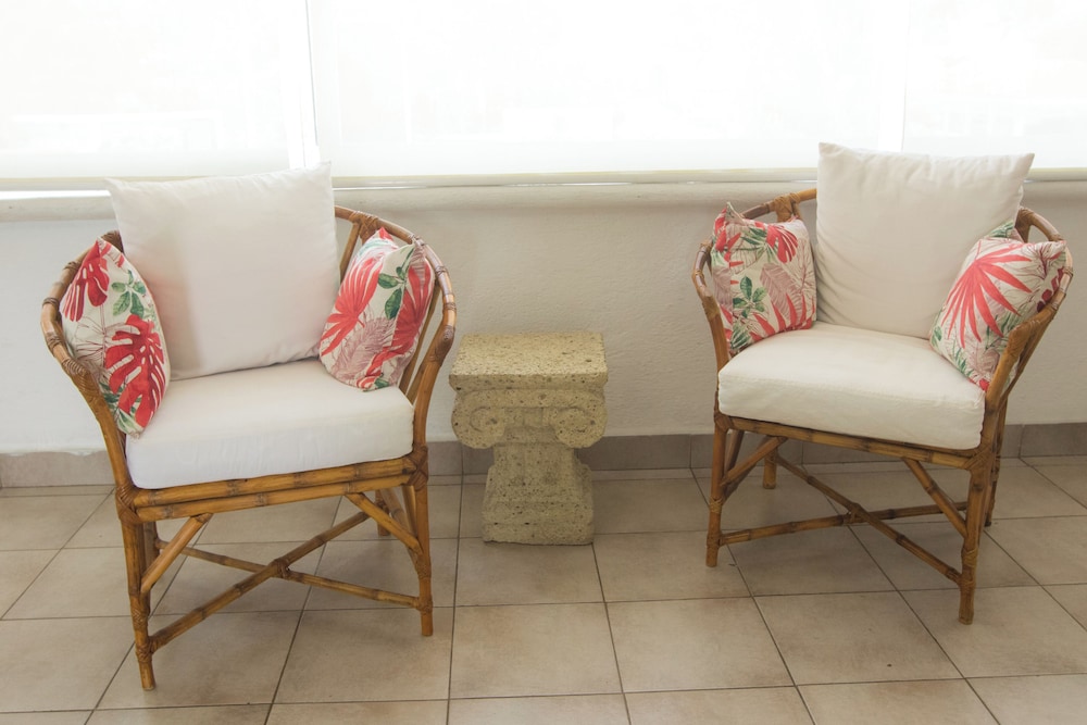 Apt. with Jacuzzi Ixt. Zihuatanejo 3 BR