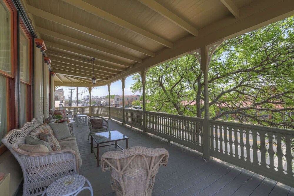Charming Balcony Suite Overlooking Main Street-walk to Everything!