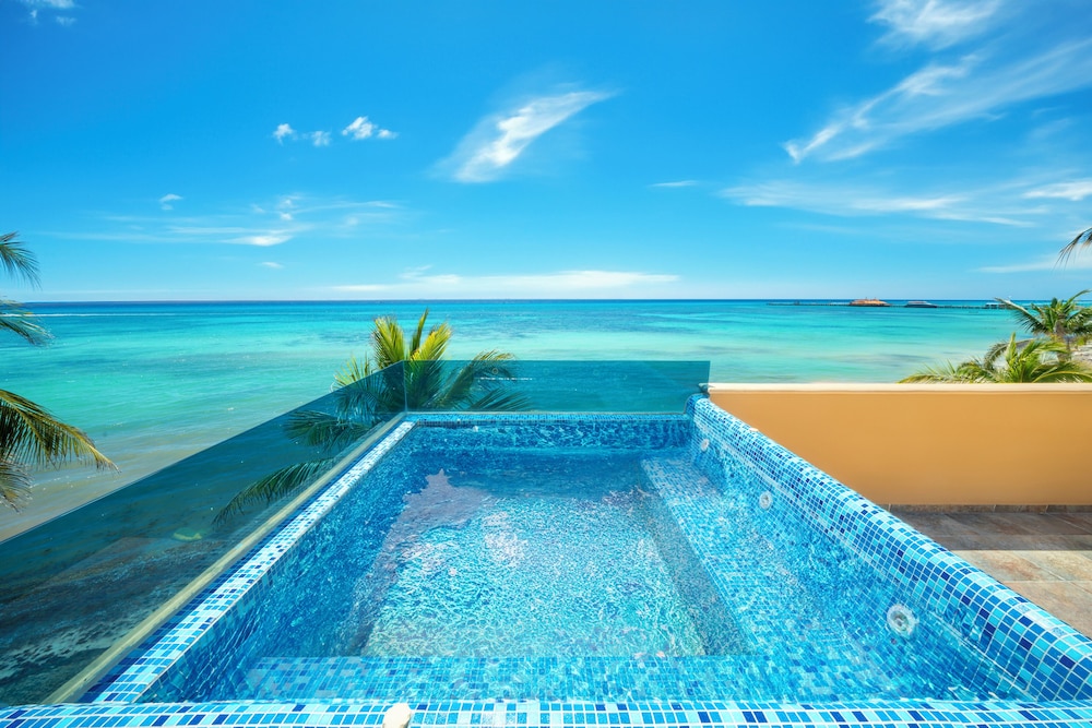 Luxury Beachfront Condo 3 BR - El Faro Ref 301