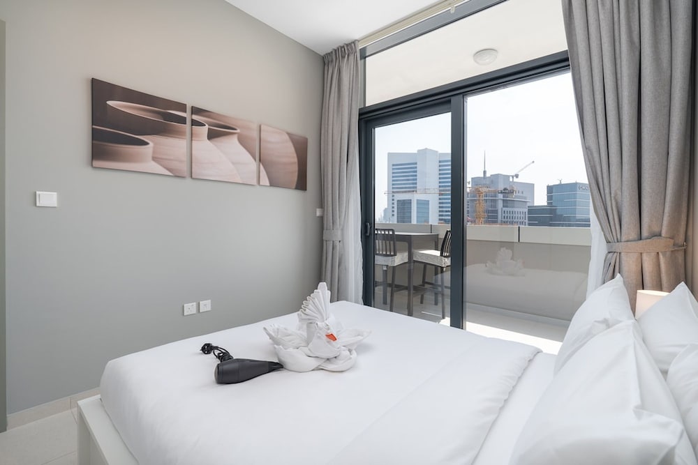 Stylish 1-bedroom Apartment With Stunning Canal Views at Business Bay