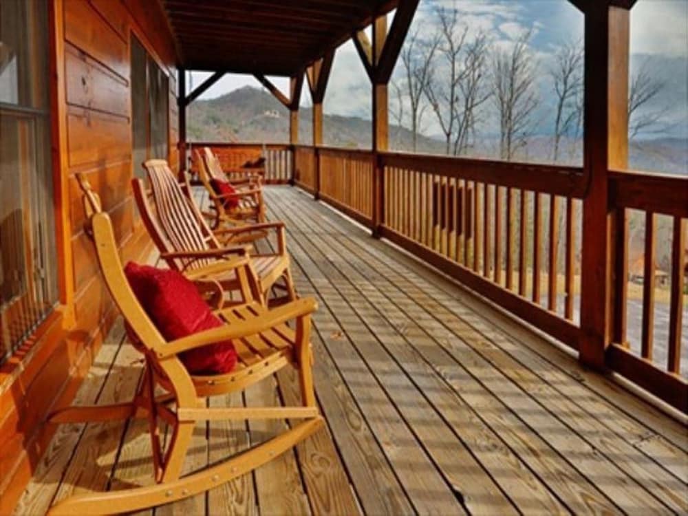 Spacious Party Hut Near Attractions by Redawning