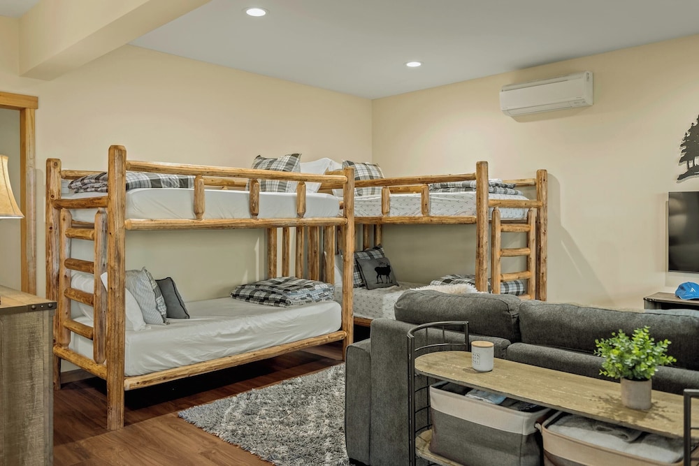 Pocono Paradise by Avantstay Lakeside Retreat, Hot Tub, Game Room, Near Beach view 3